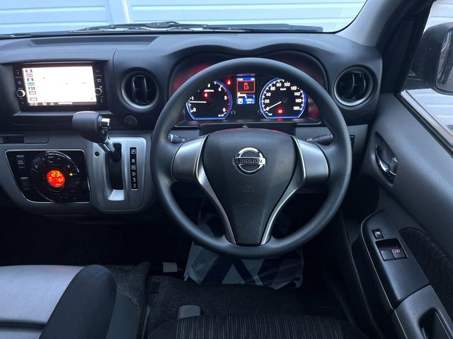 �C���e���A�ɍ��킹���f�U�C���̃X�e�A�����O�́A�^�]�������̂��Ƃ��l���A�^�]���₷���`��A�傫���ł��B�����x�A���ۂɐG���Ă��m���߂��������B