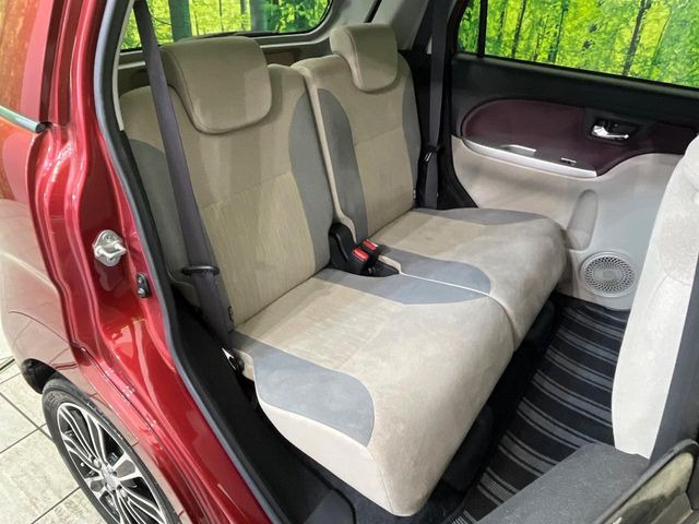 後部座席も気になるようなキズ・汚れやへたり等、大きなダメージはなく、良好な状態です。