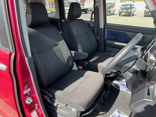 運転席シート廻りは使用感も少なく、良好な状態となっています。前オーナー様が丁寧に使っていたことがよくわかりますね。