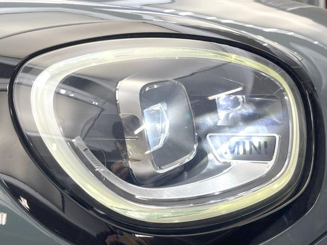 ●LEDヘッドライト:夜間走行時も良好な視界を確保し安心して運転できる高輝度LEDヘッドライトを装備!点灯速度が早く、消費電力も抑えられています。