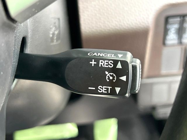 【クルーズコントロール】高速道路もラクラク走行。アクセルを離しても一定速度で走行ができ、長距離運転時の負担を軽減!加速・減速も簡単なスイッチ操作で調整できます。