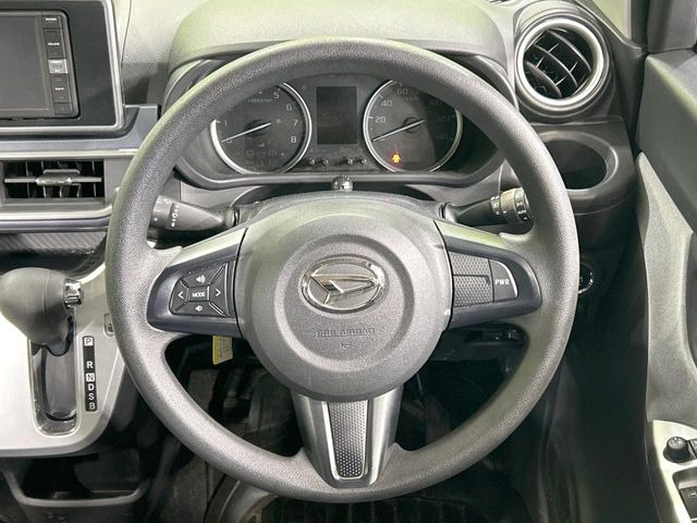 �C���e���A�ɍ��킹���f�U�C���̃X�e�A�����O�́A�^�]�������̂��Ƃ��l���A�^�]���₷���`��A�傫���ł��B�����x�A���ۂɐG���Ă��m���߂��������B