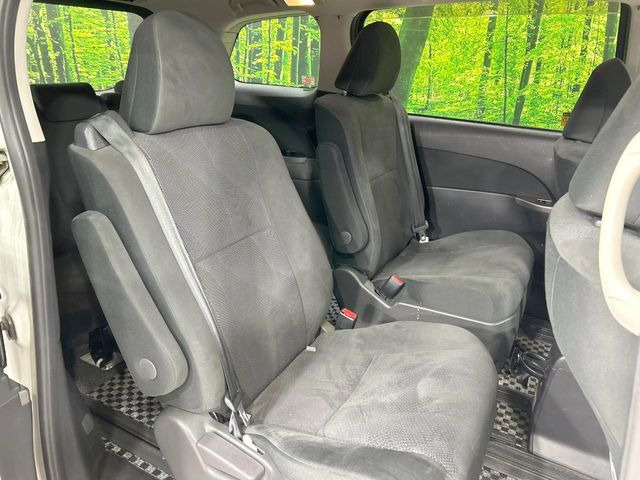 広々とした2列目シートは居住性が高く、居心地も快適!友達や家族とのお出かけにぴったりです。ベビーシートやチャイルドシート使用時も快適にお過ごしいただける十分な空間を確保しています。