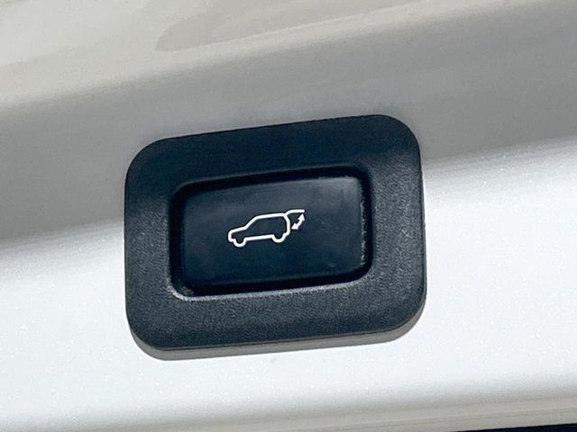 【パワーバックドア】スマートキーや運転席のボタンを押すだけでリアゲートが自動で開閉します!荷物を持っている時や、高い位置にあるバックドアを閉める際に便利な機能です♪