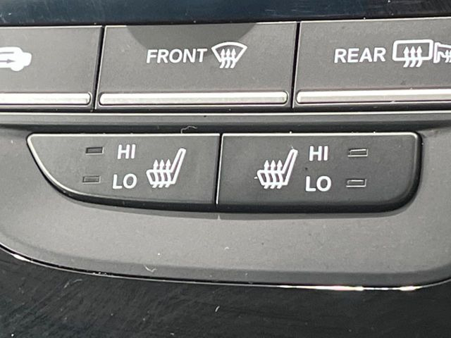 【シートヒーター】寒い日に重宝するシートヒーター!エアコンより早く温まってくれるので寒がりの人も安心ですね♪エアコンの温風は乾燥するから苦手、という方にもをおすすめです。