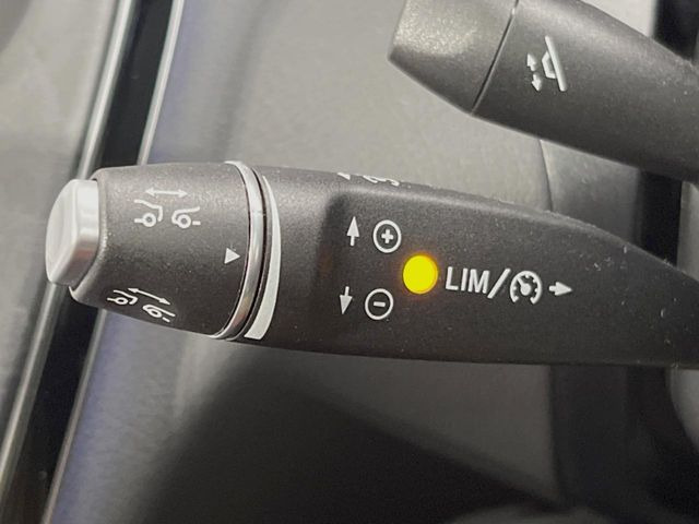 ●レーダークルーズコントロール:前の車との車間距離を一定にとりつつ、一定速度で自動走行してくれる次世代のクルーズコントロール!主に高速道路や自動車専用道路で使用する便利な機能です!