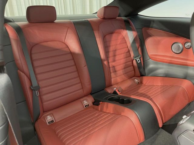 ●後部座席も気になるようなキズ・汚れやへたり等、大きなダメージはなく、良好な状態です。