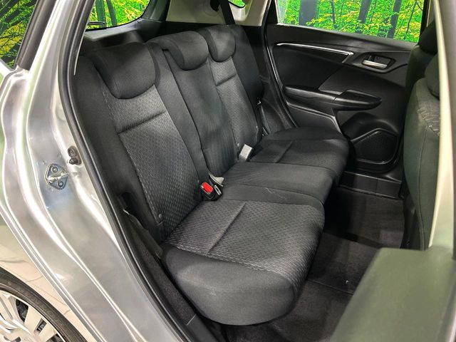 後部座席も気になるようなキズ・汚れやへたり等、大きなダメージはなく、良好な状態です。