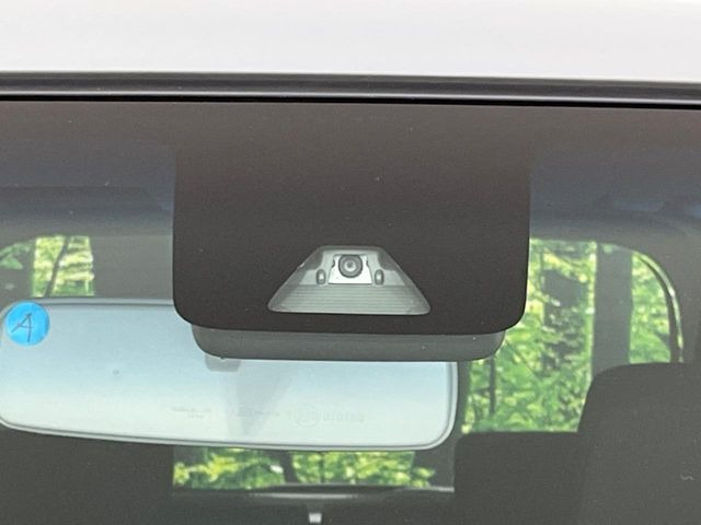 【スマートアシスト】走行中に前方の車両等を認識し、衝突しそうな時は警報とブレーキで衝突回避と被害軽減をアシスト。より安全にドライブをお楽しみいただけます。