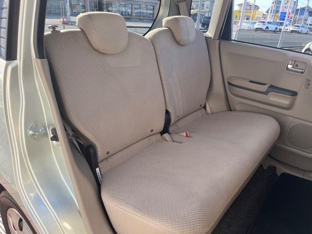 後部座席も気になるようなキズ・汚れやへたり等、大きなダメージはなく、良好な状態です。