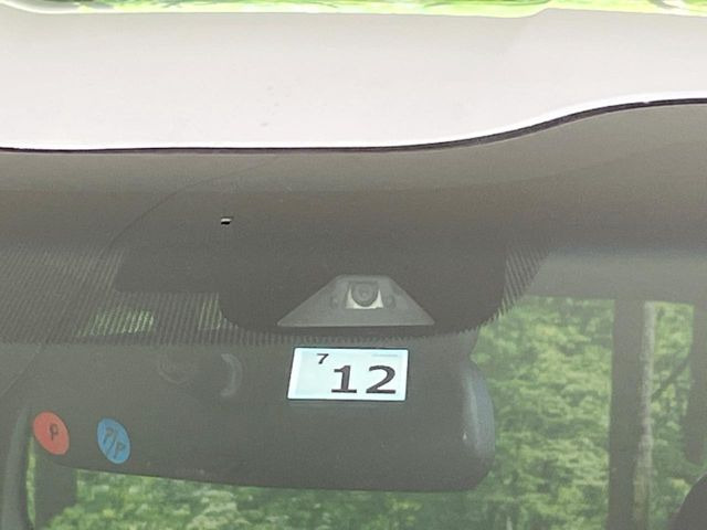 【ホンダセンシング】走行中に前方の車両等を認識し、衝突しそうな時は警報とブレーキで衝突回避と被害軽減をアシスト。より安全にドライブをお楽しみいただけます。