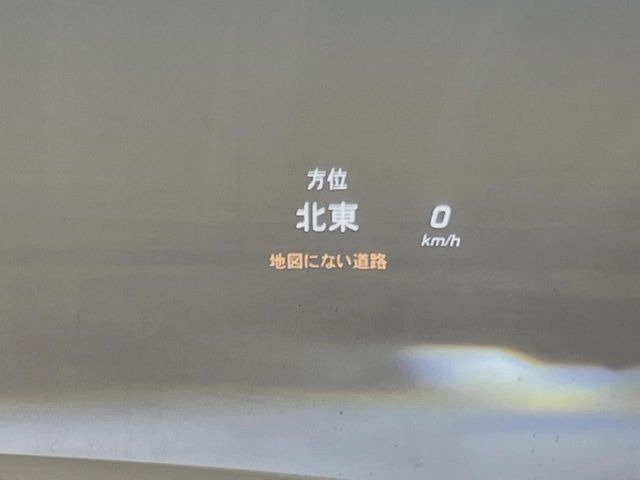 ●ヘッドアップディスプレイ:現在の速度や走行情報をデジタル表示で運転席前方のガラスに投影!運転中、視線をずらさず必要な情報を確認できるのでとっても便利で安心!