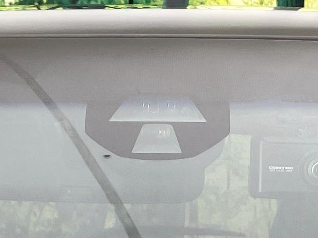 【衝突軽減装置】走行中に前方の車両等を認識し、衝突しそうな時は警報とブレーキで衝突回避と被害軽減をアシスト。より安全にドライブをお楽しみいただけます。