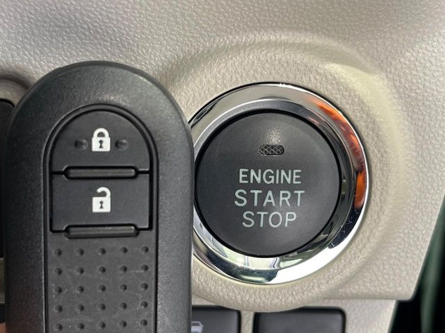 【キーフリーシステム】カバンやポケットに入れたままでもドアの施錠・解錠が可能なスマートキーを装備。エンジンのオン・オフ時もカギを取り出す必要が無いからとっても便利です♪