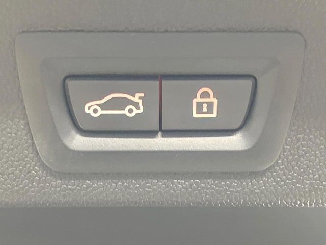 ●電動リアゲート:ワンタッチでリアゲートの開閉ができ、荷物などで両手が塞がっている状態でも簡単に開閉ができる便利機能です。