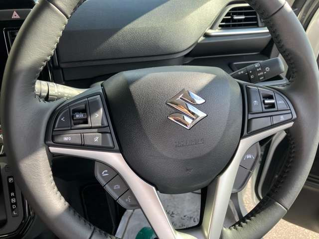 ★本革巻ステアリング★しっとりと手に馴染む本革ならではの感触!確かな操作感!