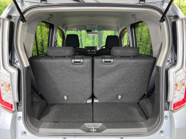 普段のお買い物や通勤、送迎等に十分な荷室スペースを確保しております。セカンドシートを倒すと、大きな荷物の積載も可能です♪