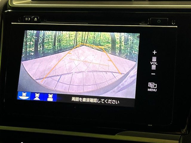 【バックカメラ】駐車時に後方がリアルタイム映像で確認できます。大型商業施設や立体駐車場での駐車時や、夜間のバック時に大活躍!運転スキルに関わらず、今や必須となった装備のひとつです!