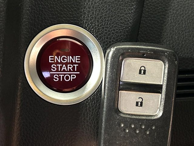 【Hondaスマートキー】カバンやポケットに入れたままでもドアの施錠・解錠が可能なスマートキーを装備。エンジンのオン・オフ時もカギを取り出す必要が無いからとっても便利です♪