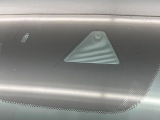 【i-ACTIVESENSE】走行中に前方の車両等を認識し、衝突しそうな時は警報とブレーキで衝突回避と被害軽減をアシスト。より安全にドライブをお楽しみいただけます。