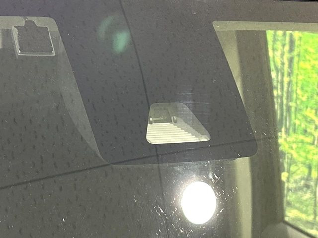 【スマートアシスト】走行中に前方の車両等を認識し、衝突しそうな時は警報とブレーキで衝突回避と被害軽減をアシスト。より安全にドライブをお楽しみいただけます。