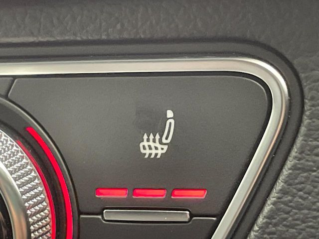 ●全席シートヒーター:高級感あふれるレザーシートに、前席・後席にシートヒーターを搭載しております。