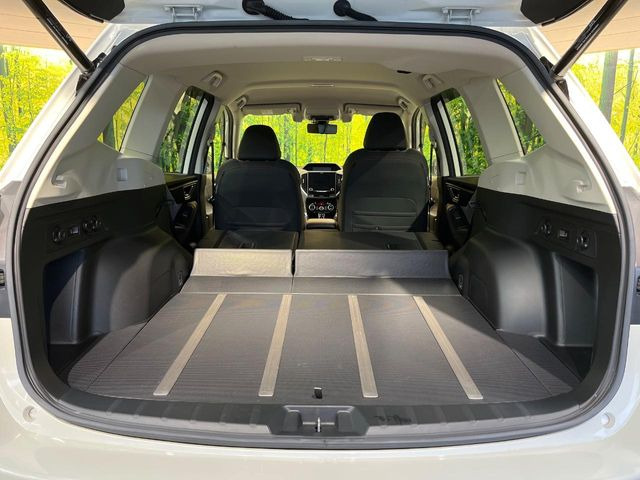 後席を格納すると、これだけの広さが!シーンに合わせたシートアレンジで、大きな荷物も積むことが出来ます♪