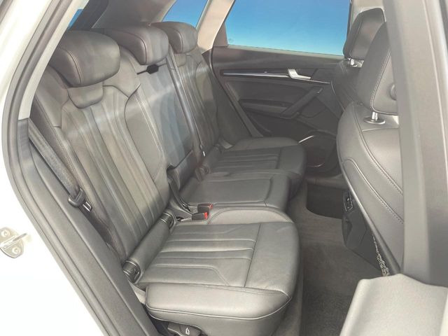 ●後部座席も気になるようなキズ・汚れやへたり等、大きなダメージはなく、良好な状態です。