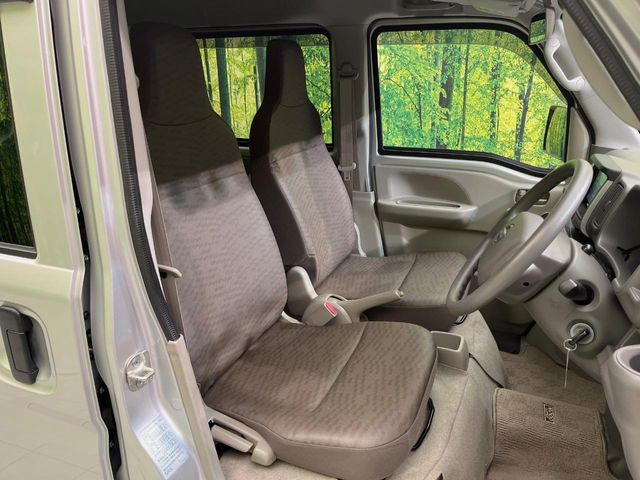 運転席まわりには十分なスペースがあり、大柄な方でもゆったり運転していただける環境です。