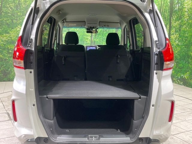 後席を格納すると、これだけの広さが!シーンに合わせたシートアレンジで、大きな荷物も積むことが出来ます♪