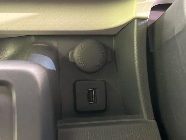 �yUSB���͒[�q�z�X�}�[�g�t�H����USB�������Ȃǂ��ԗ��ɐڑ����邽�߂̃|�[�g�ł��B���y�⓮��̍Đ��A�[�d�A�i�r�A�g�Ȃǂɗ��p�ł��A���K�ȃh���C�u���T�|�[�g���܂��B