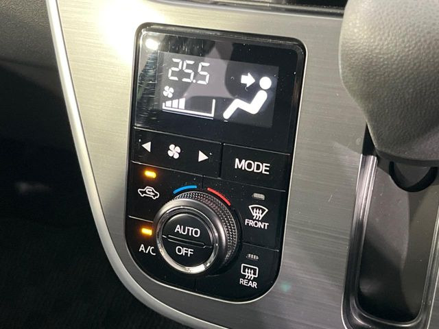 【オートエアコン】一度お好みの温度に設定すれば、車内の温度を検知し風量や温度を自動で調整。暑い…寒い…と何度もスイッチ操作をする必要はありません。快適な車内空間には必須の機能ですね♪