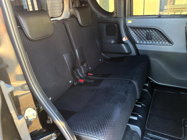 【ハーフレザーシート】高級感と座り心地を両立した人気のシート♪背面・座面のファブリック素材は、通気性の良さや滑りにくさに優れています。気温や服装に左右されず快適にお乗りいただけます。