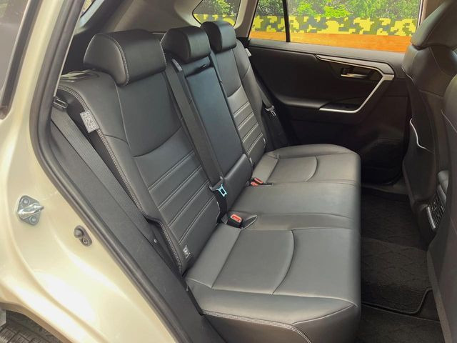 後部座席も気になるようなキズ・汚れやへたり等、大きなダメージはなく、良好な状態です。