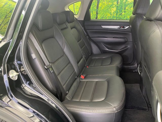 後部座席も気になるようなキズ・汚れやへたり等、大きなダメージはなく、良好な状態です。