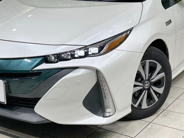 【三眼LEDヘッドライト】スタイリッシュな見た目の三眼LEDヘッドライトを装備♪スタイルだけでなく、夜間の走行も視界良好で安心してお乗りいただけます。