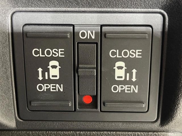 【両側パワースライドドア】スマートキーや運転席のスイッチで後席両側スライドドアの開閉が可能♪電動だから力を入れてドアを開ける必要が無く、小さなお子様でも簡単に開け閉めでき快適です♪