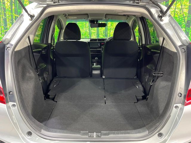 後席を格納すると、これだけの広さが!シーンに合わせたシートアレンジで、大きな荷物も積むことが出来ます♪