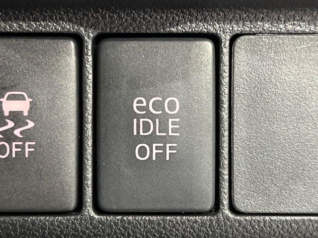 【アイドリングストップ】赤信号や渋滞で停車した際にエンジンを停止し、無駄な燃料の消費を抑えます。燃費向上や環境保護につなげる機能♪エンジンはブレーキを離せば再始動します。