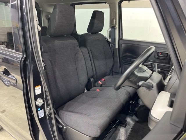 運転席まわりには十分なスペースがあり、大柄な方でもゆったり運転していただける環境です。