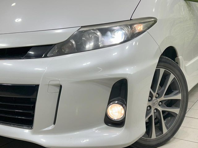 【HIDヘッドライト】非常に明るく前方を照らしてくれるので、悪天候や夜間の走行時も視界良好で安心してお乗りいただけます。