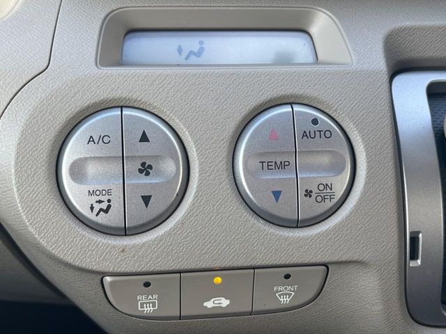 【オートエアコン】一度お好みの温度に設定すれば、車内の温度を検知し風量や温度を自動で調整。暑い…寒い…と何度もスイッチ操作をする必要はありません。快適な車内空間には必須の機能ですね♪