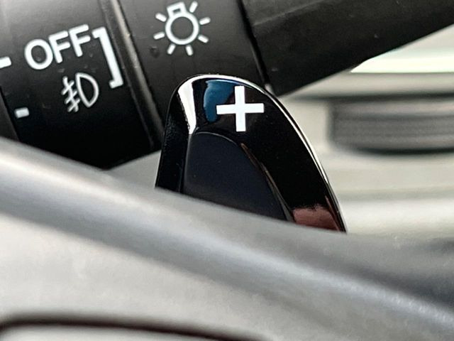 【パドルシフト】ハンドルから手を離さずに素早くシフトアップ&ダウンができるので、エンジンブレーキを使う下り坂や高速道路の合流で加速したい場面で役立ちます。