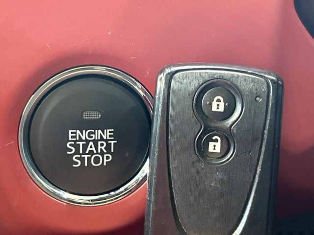 【キーフリーシステム】カバンやポケットに入れたままでもドアの施錠・解錠が可能なスマートキーを装備。エンジンのオン・オフ時もカギを取り出す必要が無いからとっても便利です♪