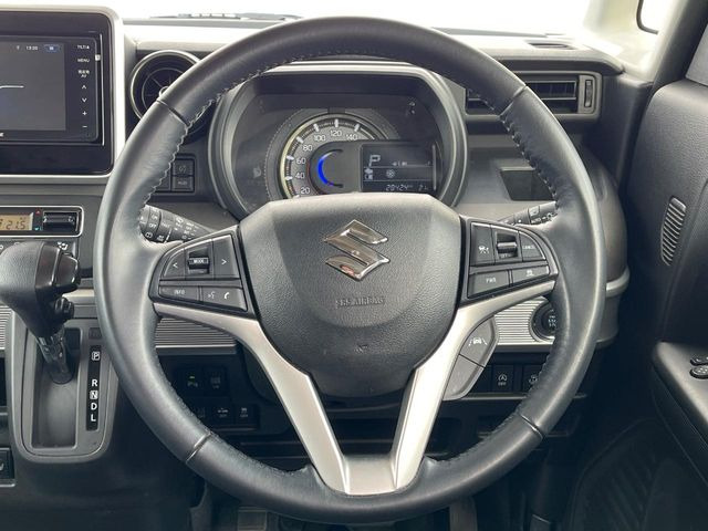 インテリアに合わせたデザインのステアリングは、運転される方のことも考え、運転しやすい形状、大きさです。是非一度、実際に触ってお確かめください。