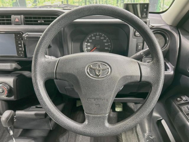 �C���e���A�ɍ��킹���f�U�C���̃X�e�A�����O�́A�^�]�������̂��Ƃ��l���A�^�]���₷���`��A�傫���ł��B�����x�A���ۂɐG���Ă��m���߂��������B