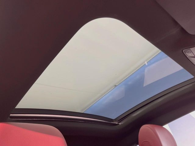 ●サンルーフ:開放感たっぷりの希少装備、サンルーフが装着されています!車内に明かりを取り入れたり景色を楽しむ以外にも、車内の空気も簡単に換気できて快適です!