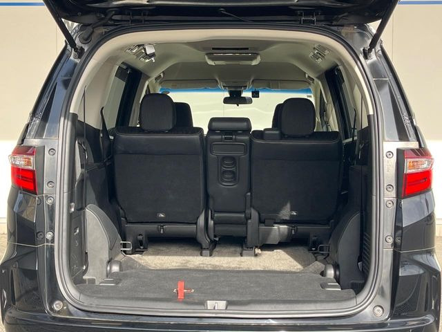 ���i�̂���������ʋ΁A���}���ɏ\���ȉ׎��X�y�[�X���m�ۂ��Ă���܂��B�Z�J���h�V�[�g��|���ƁA�傫�ȉו��̐ύڂ��\�ł���