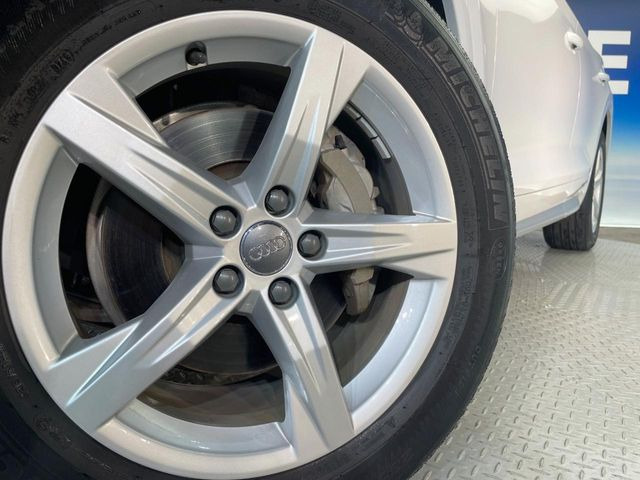 ●純正18インチアルミホイール:輸入車ならではの卓越した走りを支えるホイールと足回りです!日本車の走りに慣れている方にもぜひ体感して頂きたいほど、高いレベルでまとまっています!