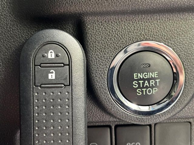 【キーフリーシステム】カバンやポケットに入れたままでもドアの施錠・解錠が可能なスマートキーを装備。エンジンのオン・オフ時もカギを取り出す必要が無いからとっても便利です♪